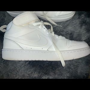 NIKE Unisex 7 BOYS or 7 YOUTH. Equivalent to a woman’s 8